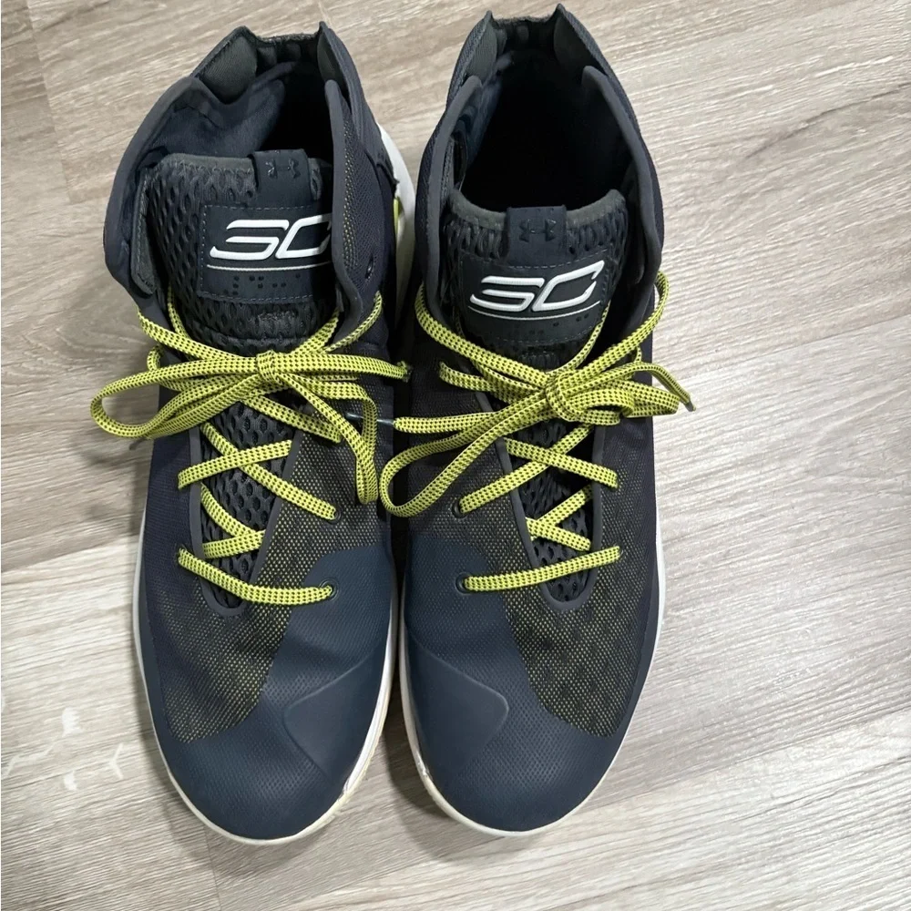 Under Armour Men's Curry SC Basketballl shoes.